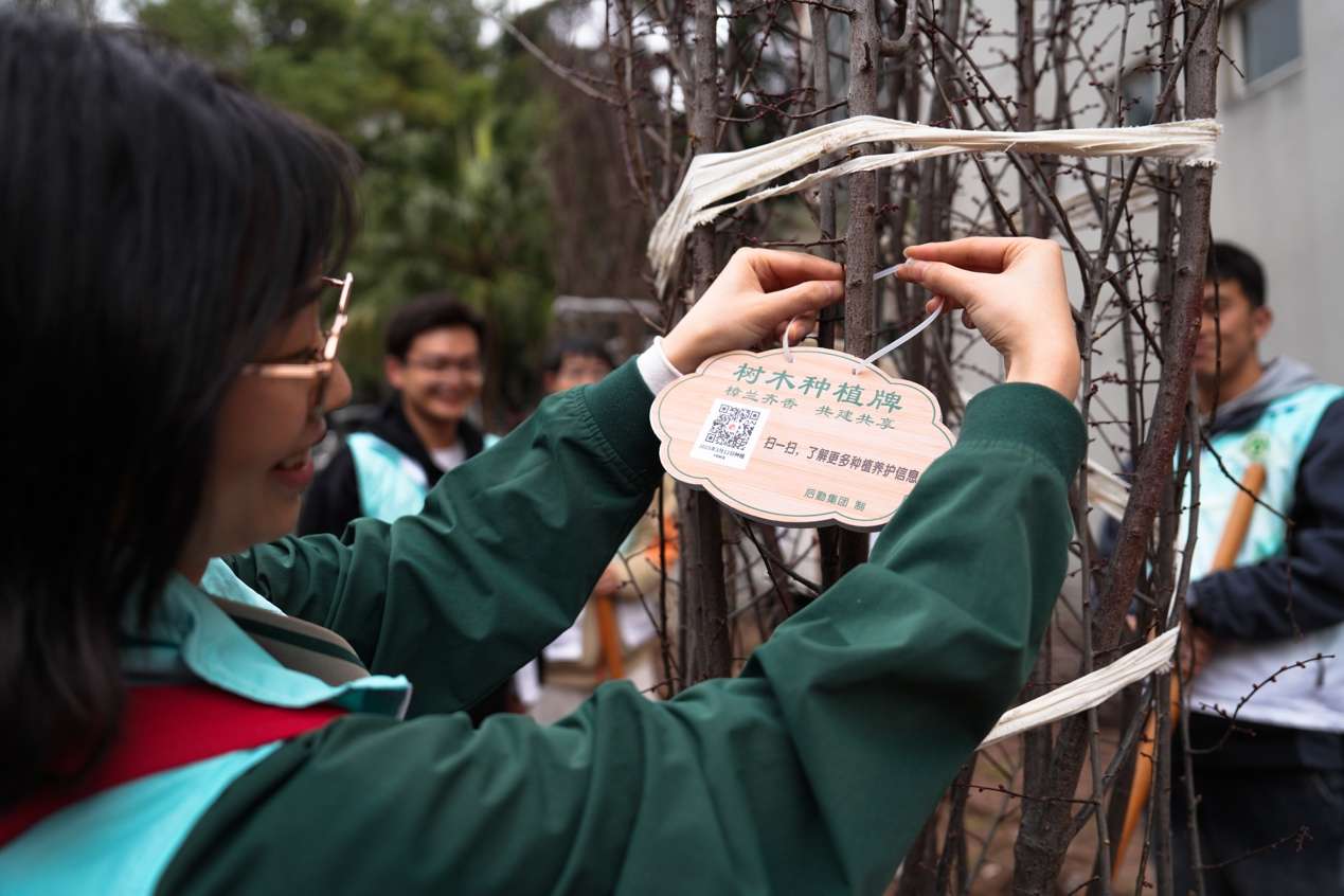 图片包含 人, 户外, 女人, 人们 描述已自动生成