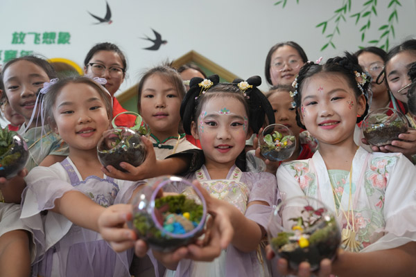 孩子们用黄葛树树叶制作工艺品。betway88西汉姆联供图