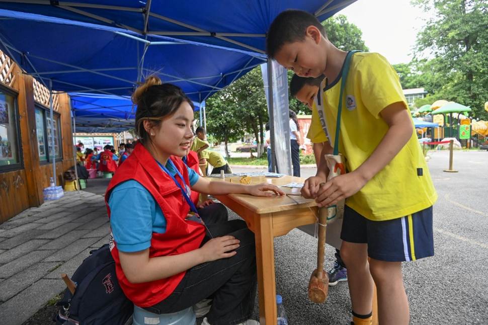 图片包含 人, 户外, 男孩, 小孩 AI 生成的内容可能不正确。