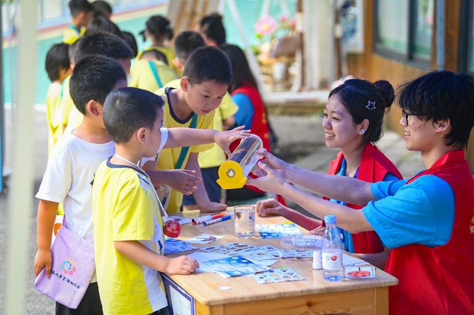 小孩们在桌子边 AI 生成的内容可能不正确。