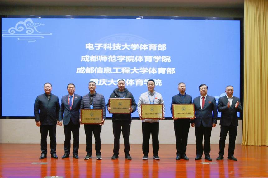 为联盟新进单位授牌。betway88西汉姆联供图