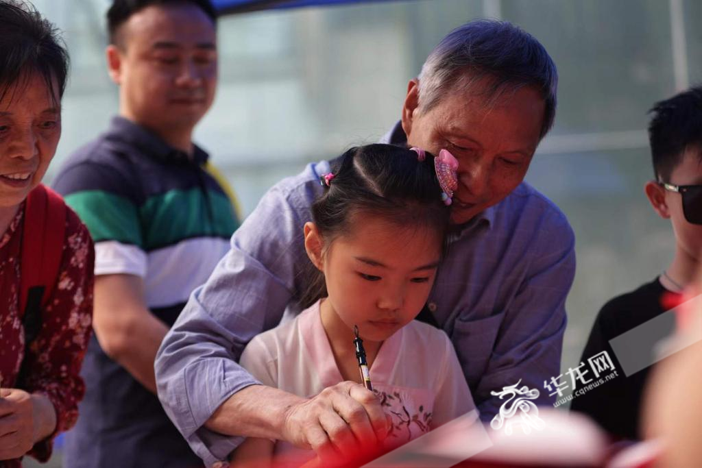 在重庆市少年宫，小朋友在学写毛笔字。华龙网记者 罗盛杰 摄