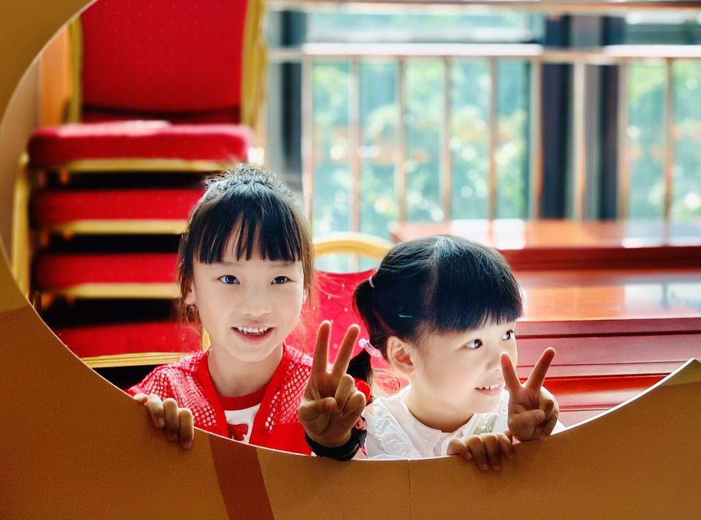 重庆医科大学儿童医院康复科青年文明号和百草园公益服务中心共同组织“欢度六一儿童节”游园嘉年华，为正在接受治疗的康复科小朋友带来一个欢乐、难忘的节日体验。受访单位供图