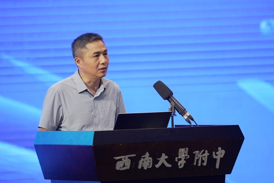 男人的照片上写着字 AI 生成的内容可能不正确。