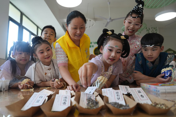 志愿者指导孩子们制作香囊。betway88西汉姆联供图