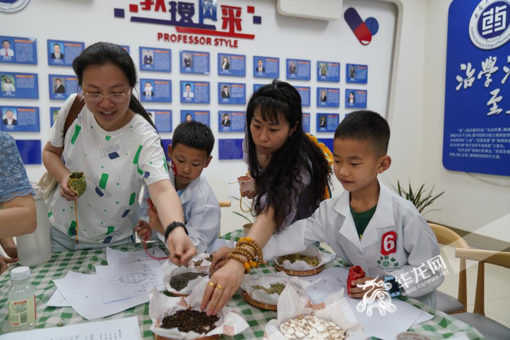 家长小朋友齐动手制作香囊。 华龙网记者 刘钊 摄