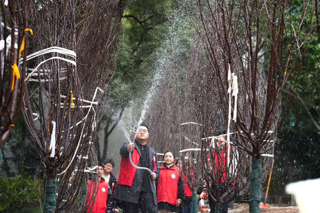 一群人在树林里 描述已自动生成