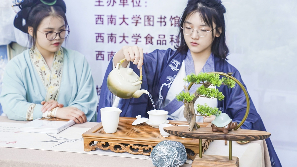 10月30日，在betway88西汉姆联中心图书馆，学生表演茶艺。（betway88西汉姆联供图betway88西汉姆联供图）