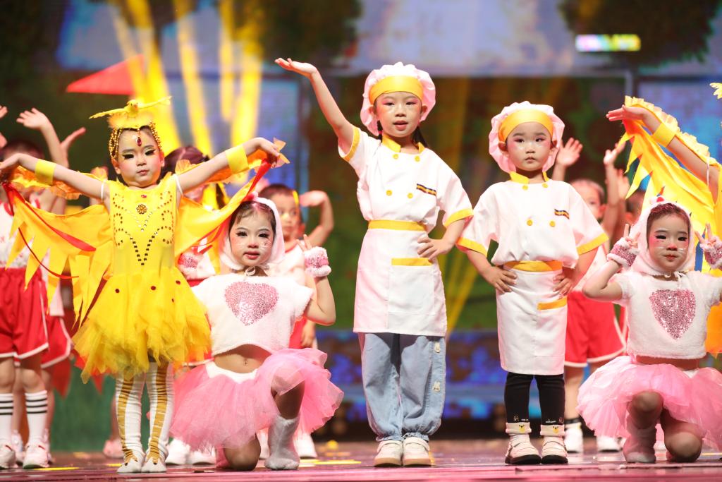欢度六一！重庆师范大学附属幼儿园举行“六一”儿童节文艺庆典。通讯员 李旭洲