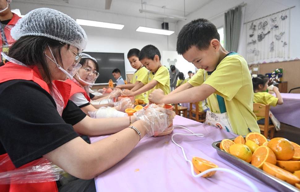 小孩们在吃蛋糕 AI 生成的内容可能不正确。