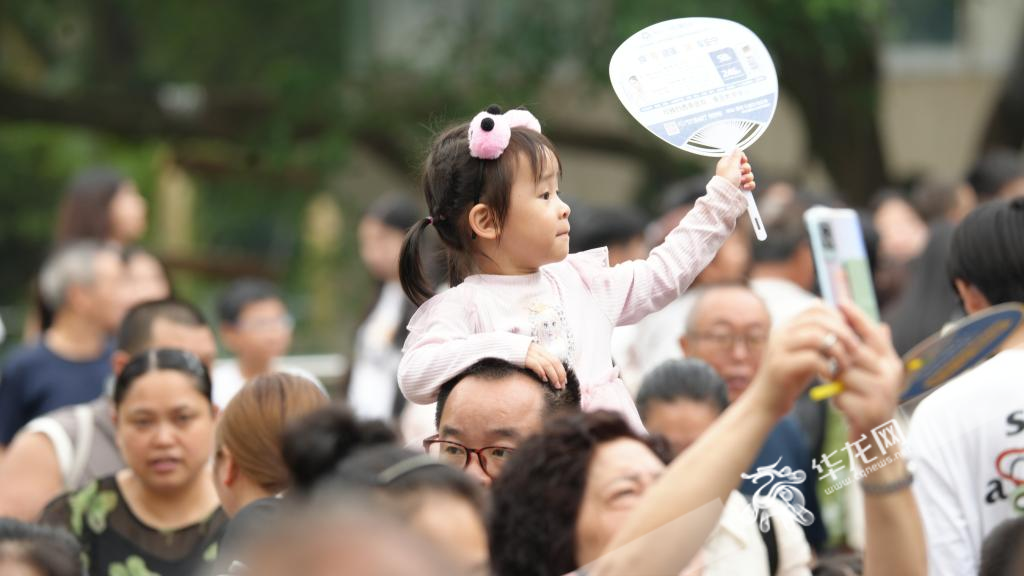 六一儿童节，家长带小朋友逛动物园。华龙网记者 陈毅 摄