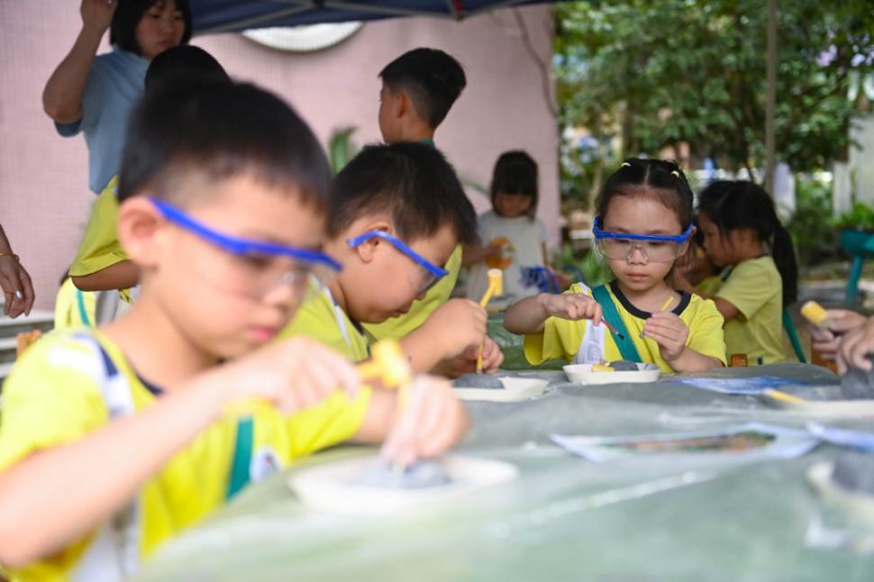 小孩们在吃东西 AI 生成的内容可能不正确。