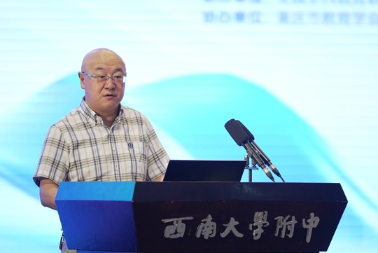 男人在船上 AI 生成的内容可能不正确。