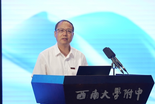 屏幕上的男人 AI 生成的内容可能不正确。