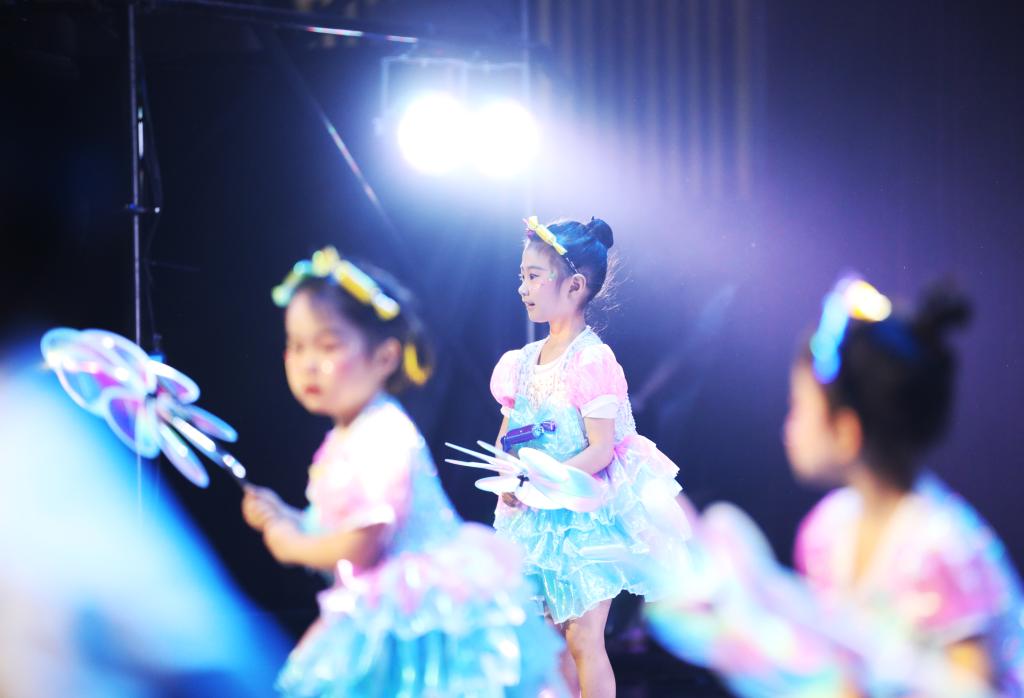 在重庆师范大学附属幼儿园，“六一”儿童节文艺庆典上的小朋友们正在表演。通讯员 朱旺