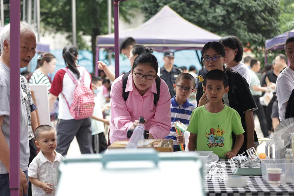 在重庆市少年宫，小朋友体验趣味小游戏。华龙网记者 罗盛杰 摄