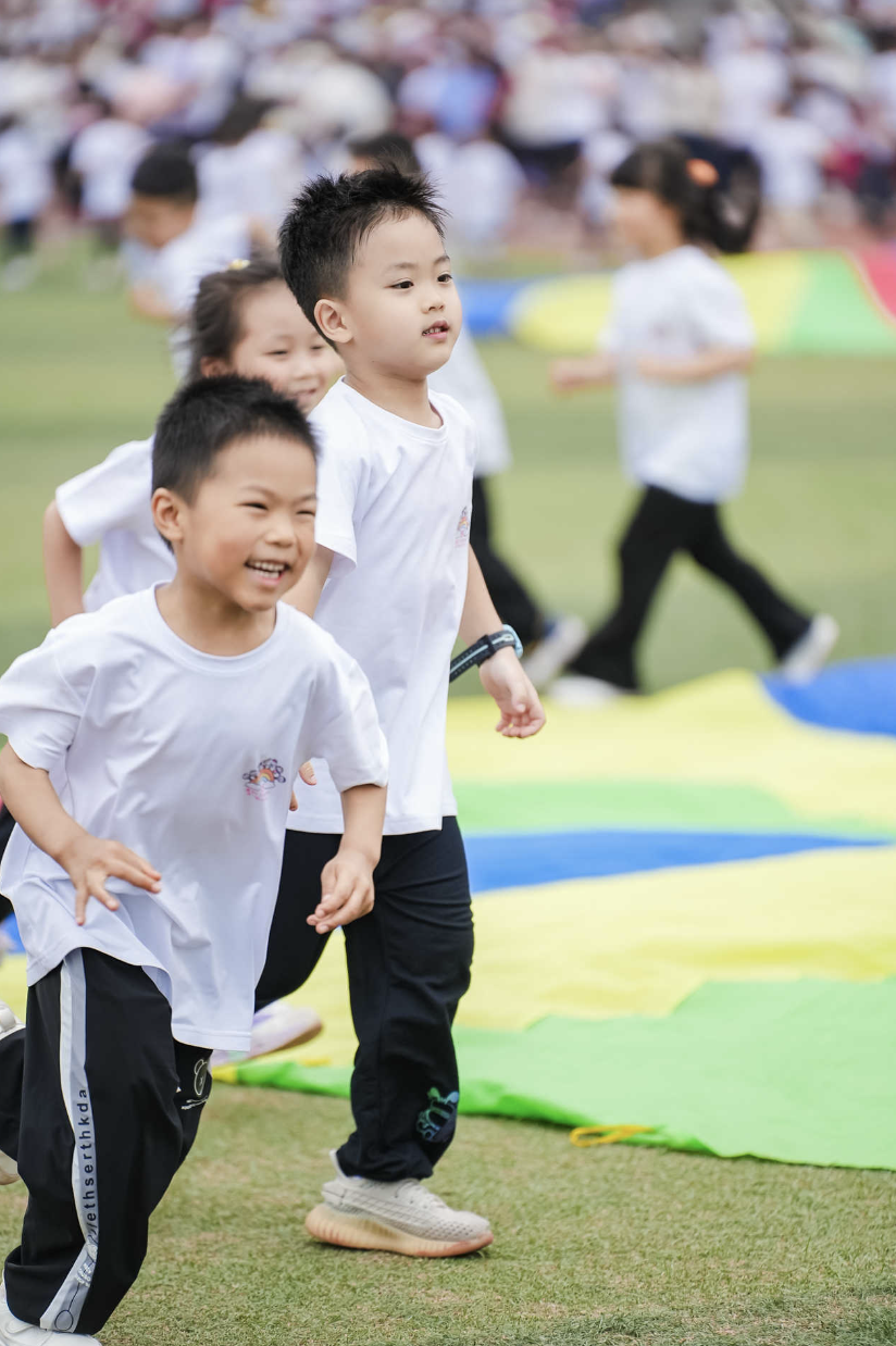 在重庆两江新区，百草园教育旗下的三所幼儿园举办的六一亲子运动会嘉年华上，处处洋溢着欢声笑语。受访单位供图