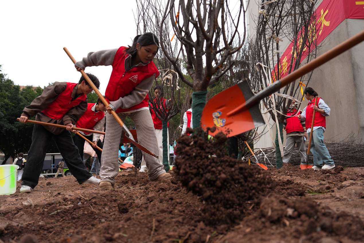 图片包含 户外, 人, 男人, 年轻 描述已自动生成