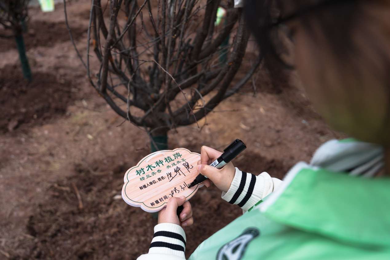 穿着蓝色衣服的小孩手里拿着手机 低可信度描述已自动生成