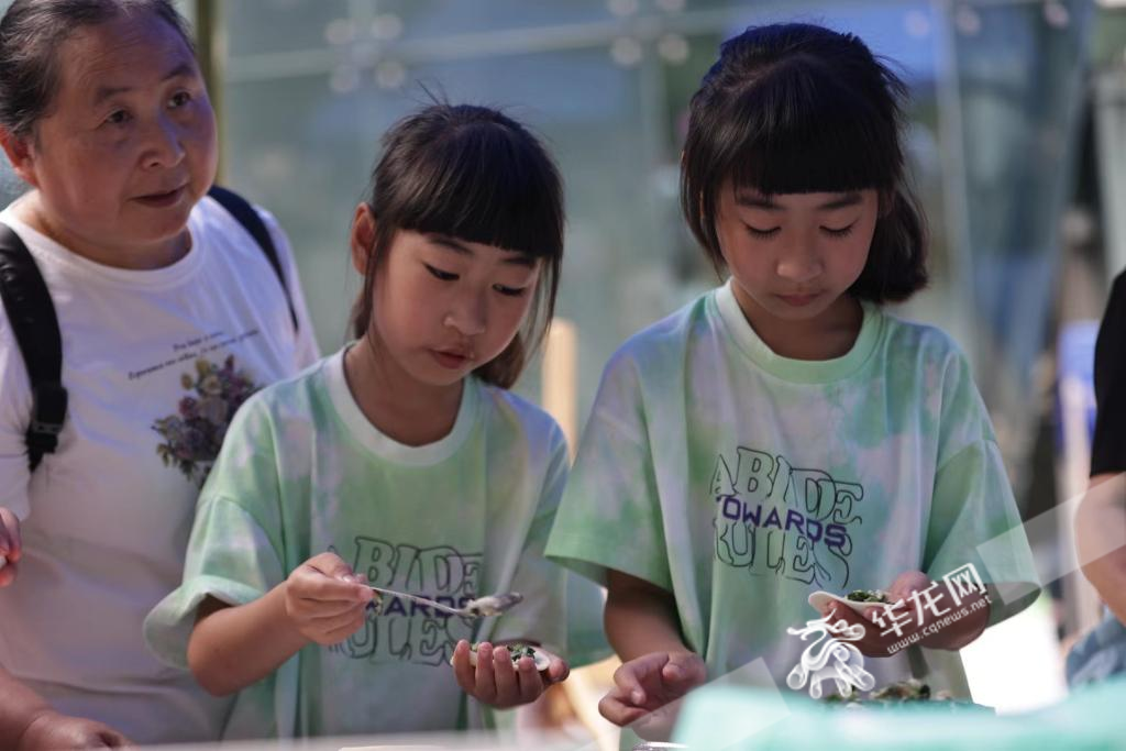 在重庆市少年宫，小朋友在包饺子。华龙网记者 罗盛杰 摄