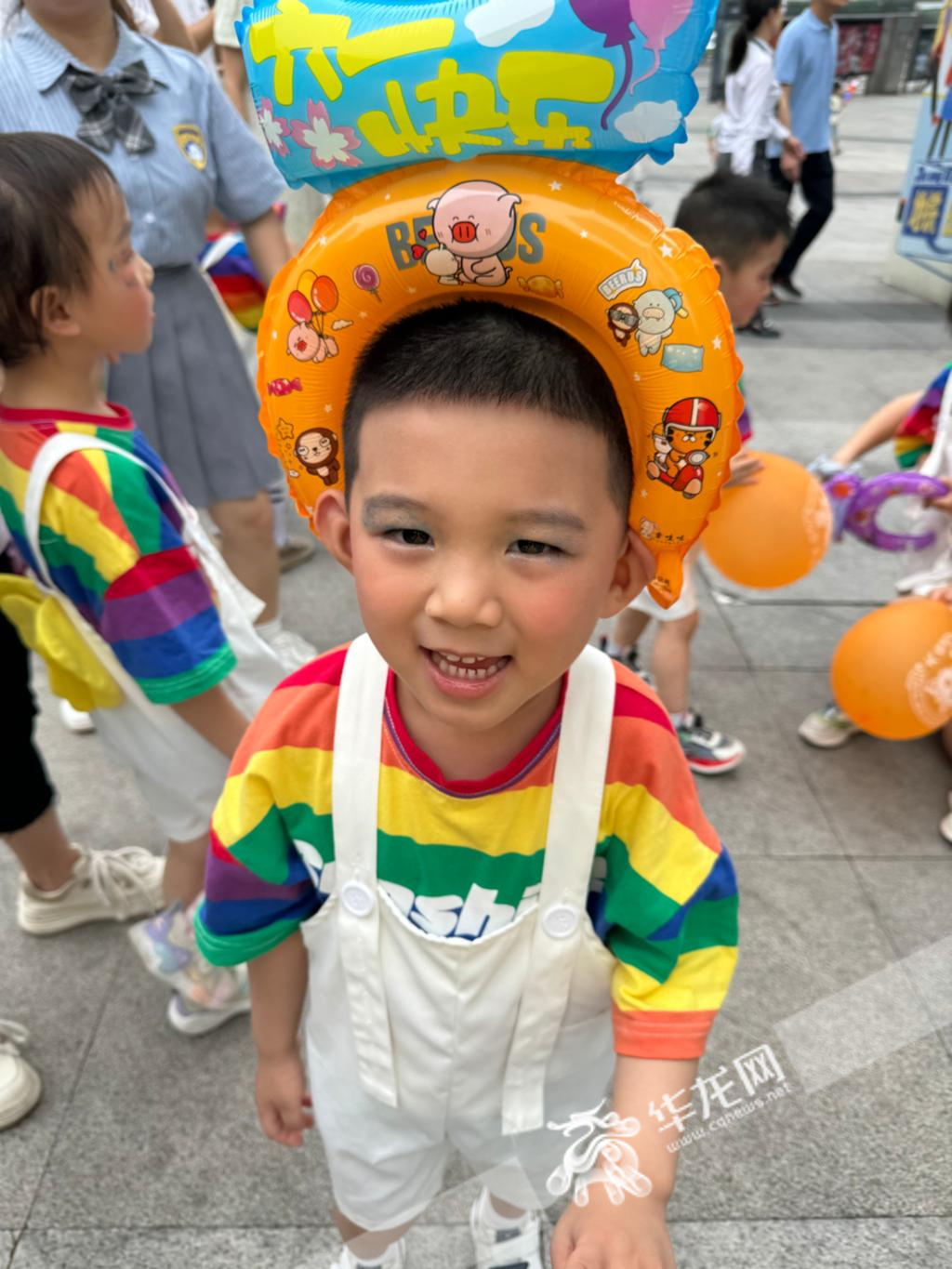 “六一”儿童节，小朋友们也“精致”了一把，画上妆准备表演。华龙网记者 曾静 摄