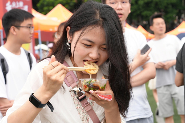 学生现场品尝美食。秦廷富摄