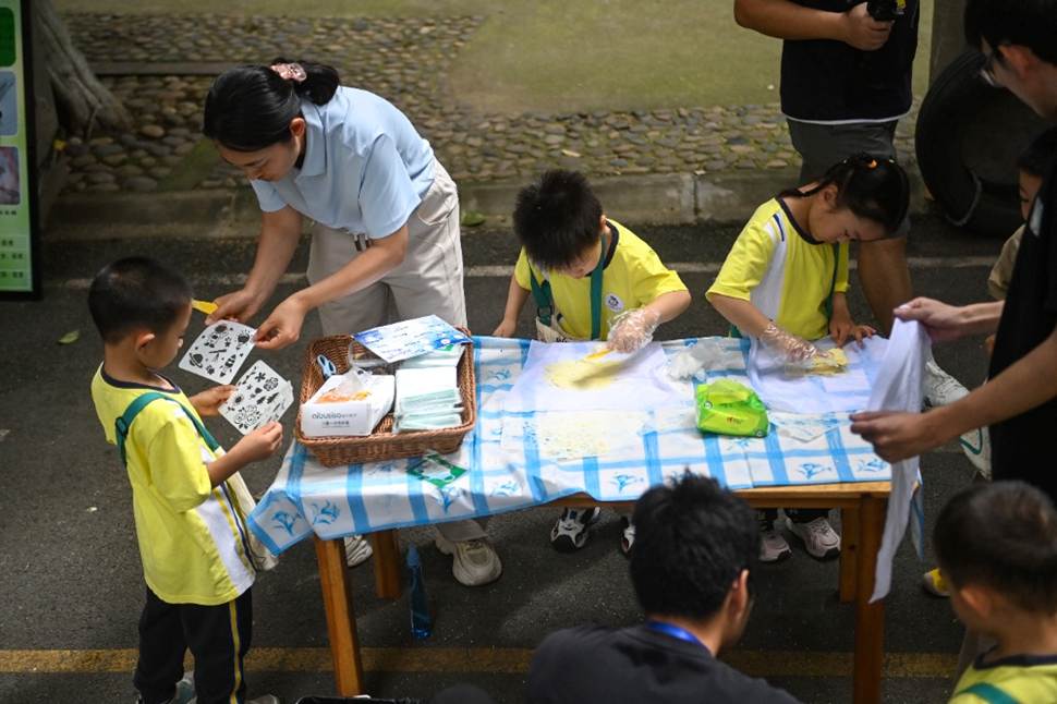 一群人看着桌子上 AI 生成的内容可能不正确。