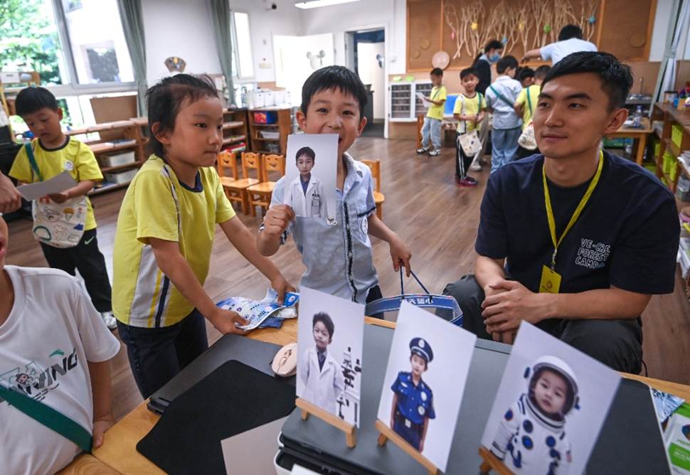 小孩们在吃东西的一群人 AI 生成的内容可能不正确。