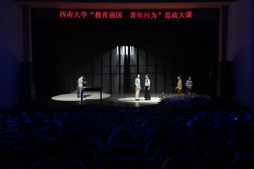 图片包含 室内, 黑暗, 房间, 建筑 AI 生成的内容可能不正确。