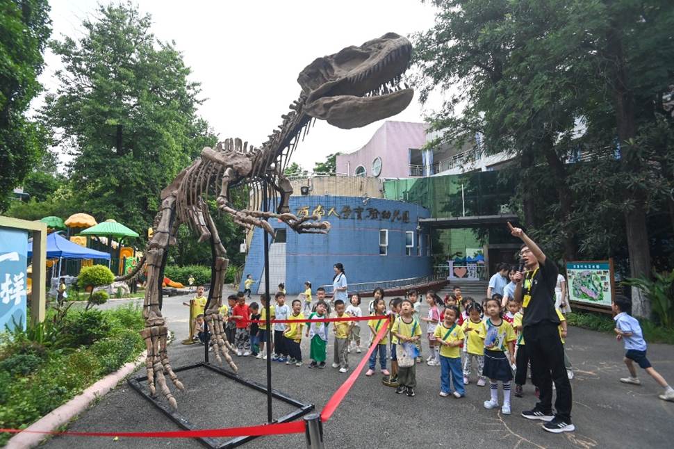 图片包含 户外, 人, 男人, 走 AI 生成的内容可能不正确。