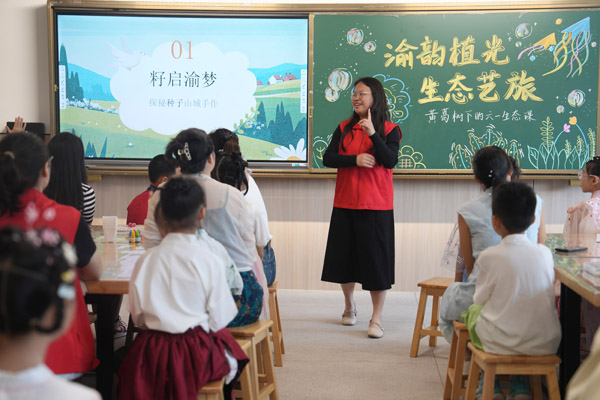 志愿者讲解黄葛树的知识。betway88西汉姆联供图