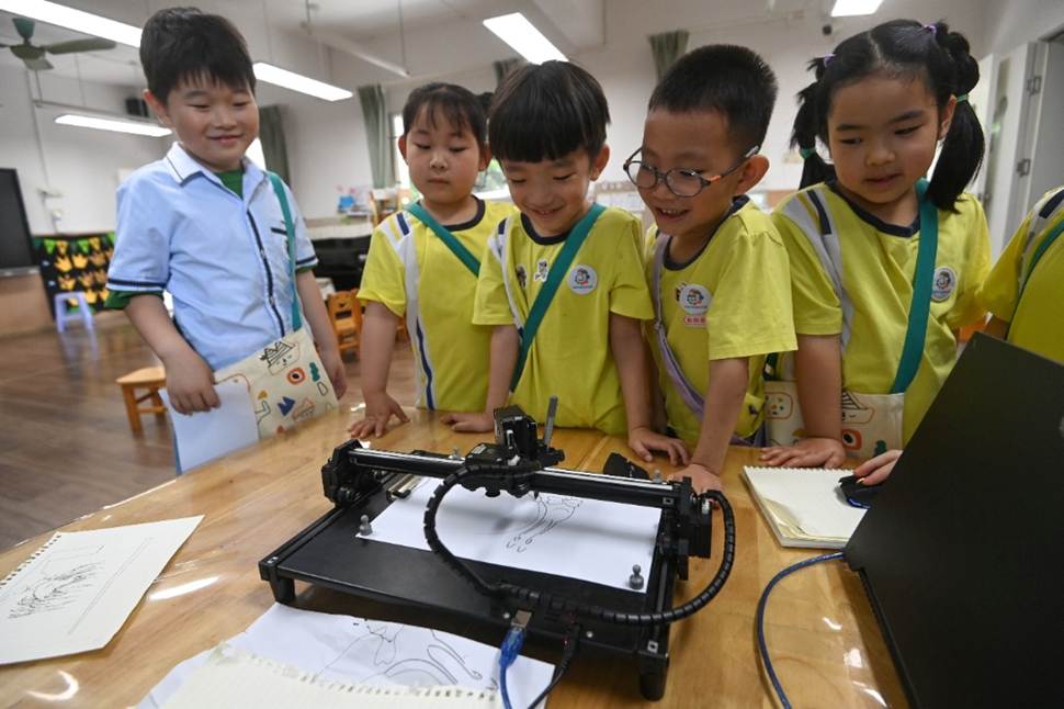 一群小孩在桌子上 AI 生成的内容可能不正确。