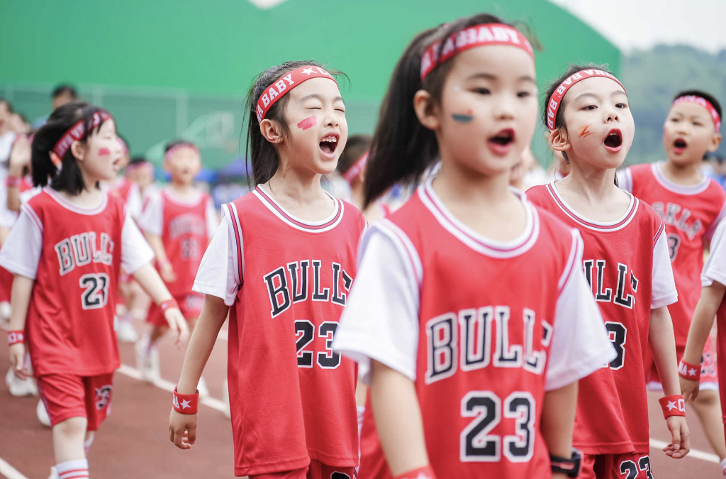 在重庆两江新区，百草园教育旗下的百草园幼儿园、百草园蒙特梭利儿童之家（国际部）、百草园融爱睿星融合幼儿园共同迎来了庆六一亲子运动会嘉年华。受访单位供图