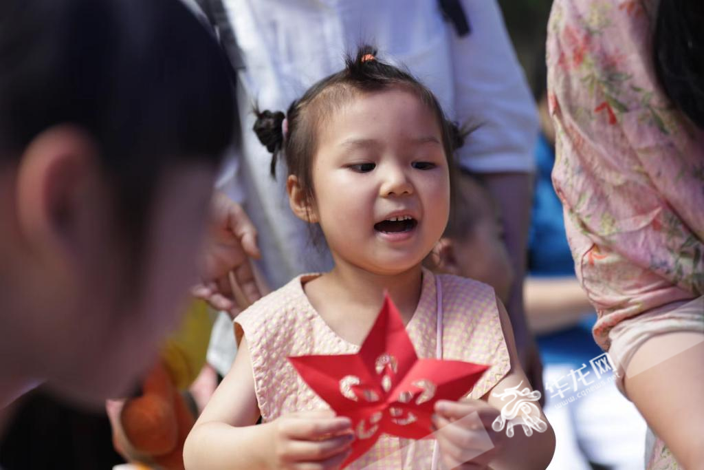 在重庆市少年宫，小朋友在学剪纸。华龙网记者 罗盛杰 摄