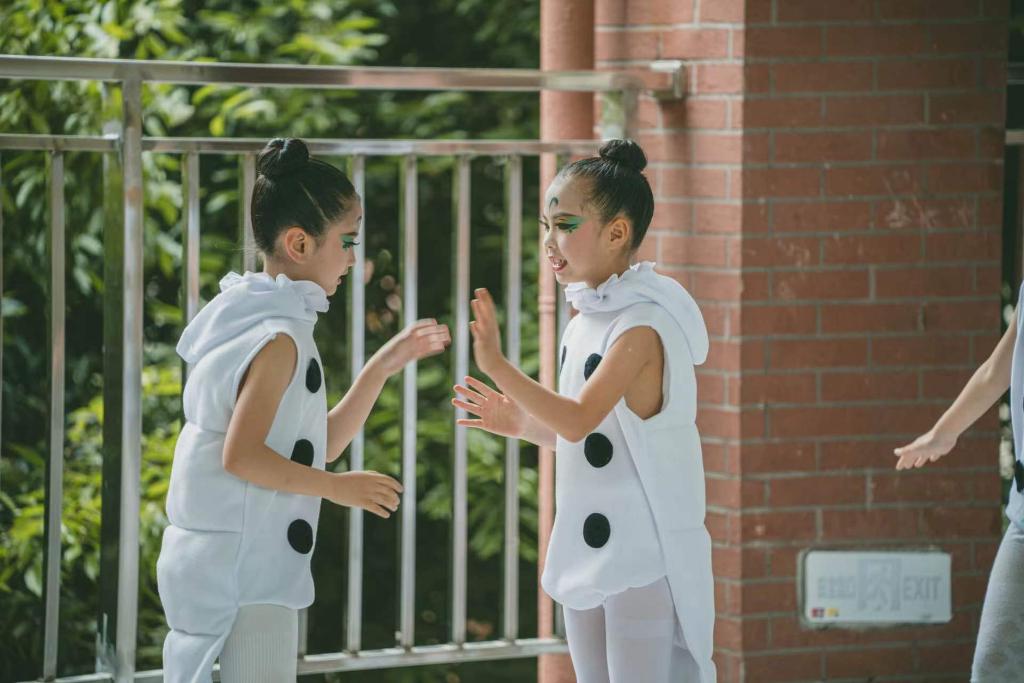 金州小学校戏剧节，小朋友装扮成“蚕宝宝”，正准备登台表演。网友安安 供图