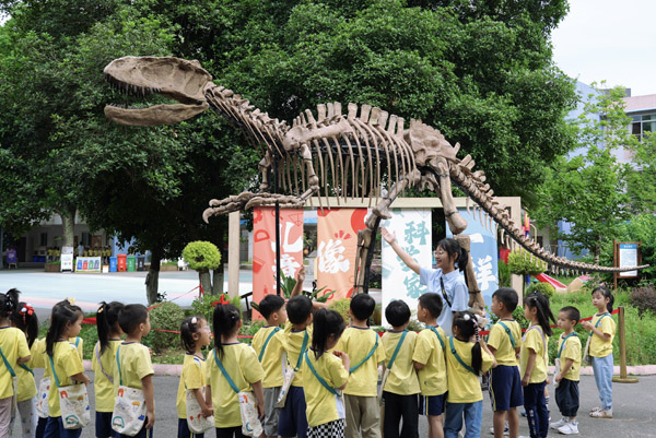 “恐龙考古”项目让孩子们流连忘返。主办方供图