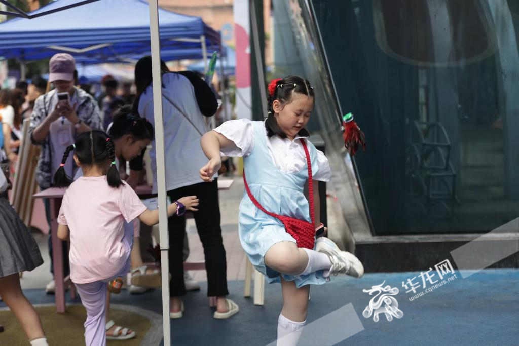 在重庆市少年宫，小朋友在踢毽子。华龙网记者 罗盛杰 摄