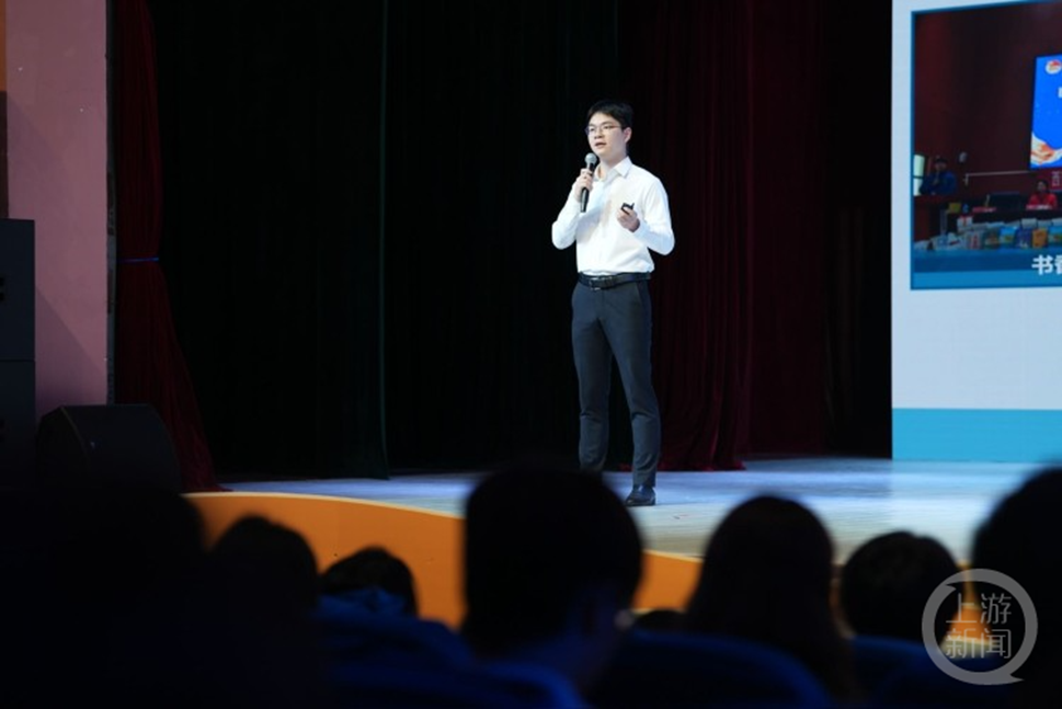 男人站在电视前 AI 生成的内容可能不正确。