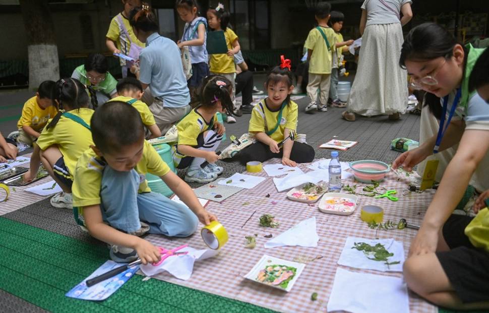 小孩们在吃东西 AI 生成的内容可能不正确。