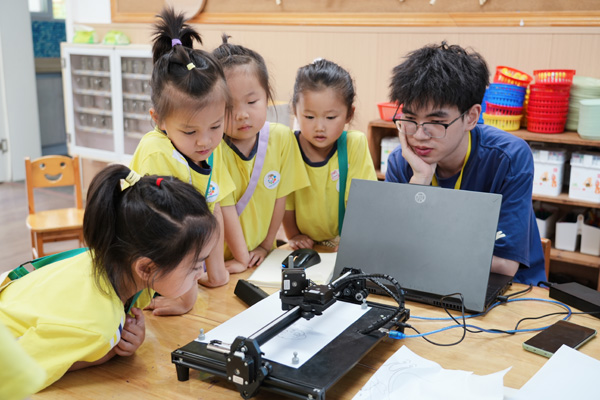 AI机械臂书写。主办方供图